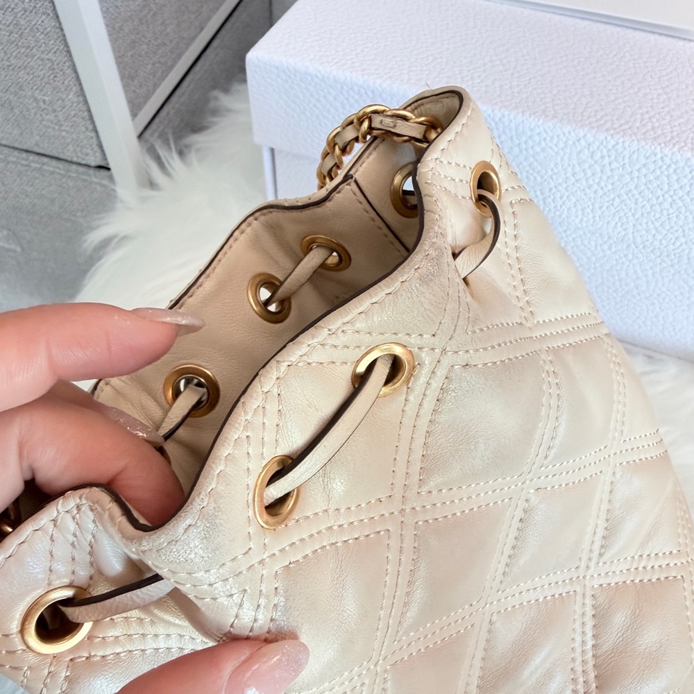 Tory Burch Cream Quilted Crossbody Bag with Gold Chain - Picture 8 of 13